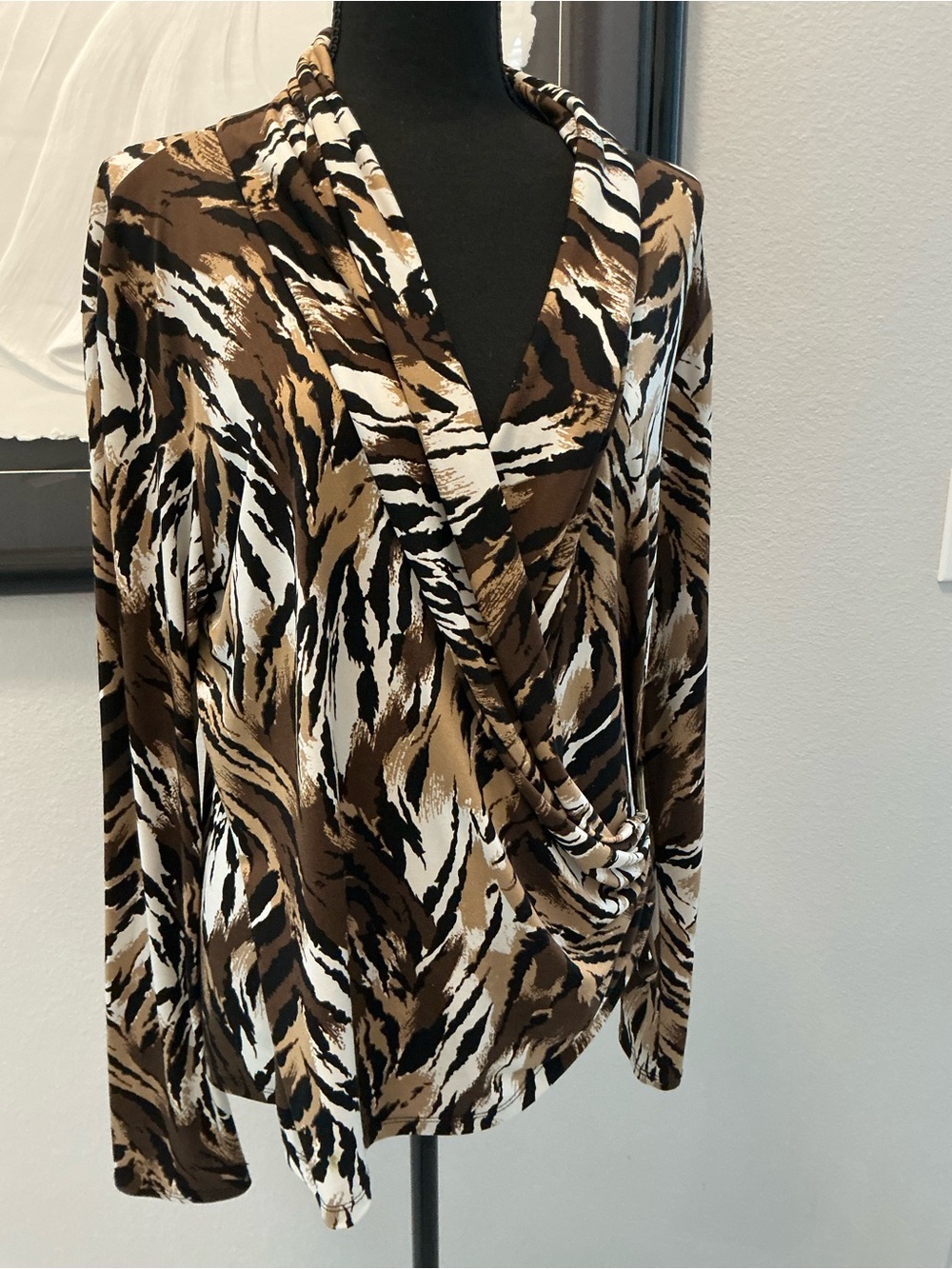 Cache women’s XL animal print wrap, blouse, draped, buckle, long sleeve stretch - Picture 5 of 8